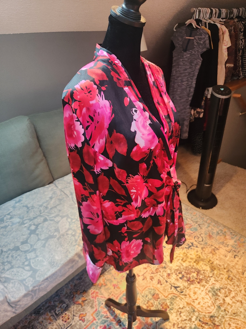 Jones New York Silky Woman Floral Wrap Blouse Black & Pink Like New 1X - Picture 7 of 11